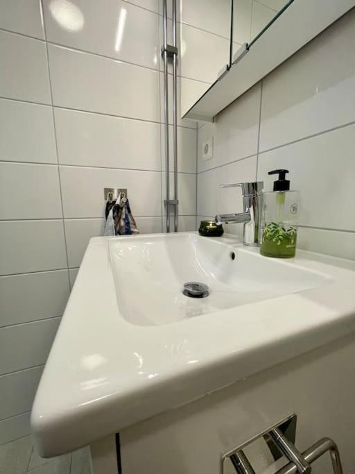 Newly Built Bright Apartment, Close To Everything If Want To Visit Stockholm, Will Find The Perfect Here! Ferry Line 80 Makes It Very Convenient And Easy To Get To The Center Apartment