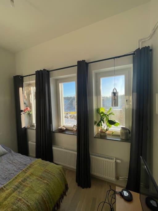 Newly Built Bright Apartment, Close To Everything If Want To Visit Stockholm, Will Find The Perfect Here! Ferry Line 80 Makes It Very Convenient And Easy To Get To The Center Nacka